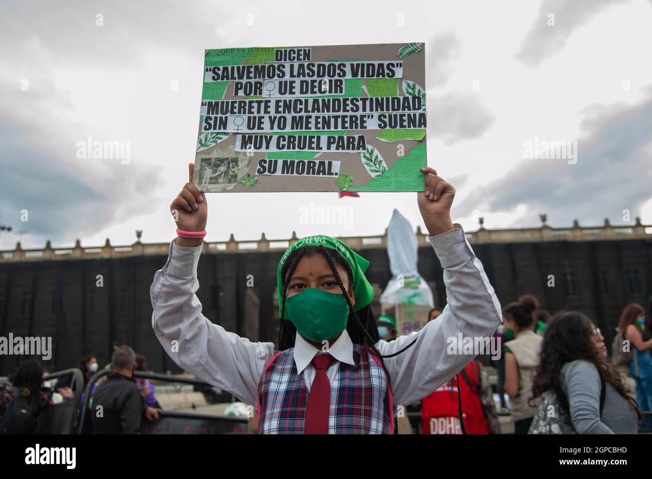 Bogota, Colombia. 28 settembre 2021. Un giovane dimostratore ha un segno che dice: "Diciamo che salviamo entrambe le vite, Perché dire "avere un aborto illegale senza che me ne accorga" suona crudele per la loro moralità” durante una manifestazione che chiede la depenalizzazione dell'aborto durante la Giornata globale d'azione per l'aborto legale e sicuro in America Latina e nei Caraibi a Bogotà il 28 settembre 2021. Credit: Long Visual Press/Alamy Live News Foto Stock