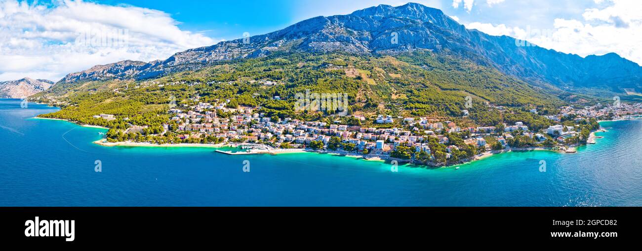 Città di Breal spiaggia e Biokovo montagna vista panoramica, Makarska riviera in Dalmazia, Croazia Foto Stock