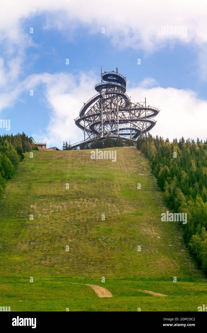 Il sentiero tra le nuvole..bellissimo paesaggio con la foresta e il cielo sulle montagne. Natura pura in Moravia inferiore - Repubblica Ceca - Europa. Foto Stock