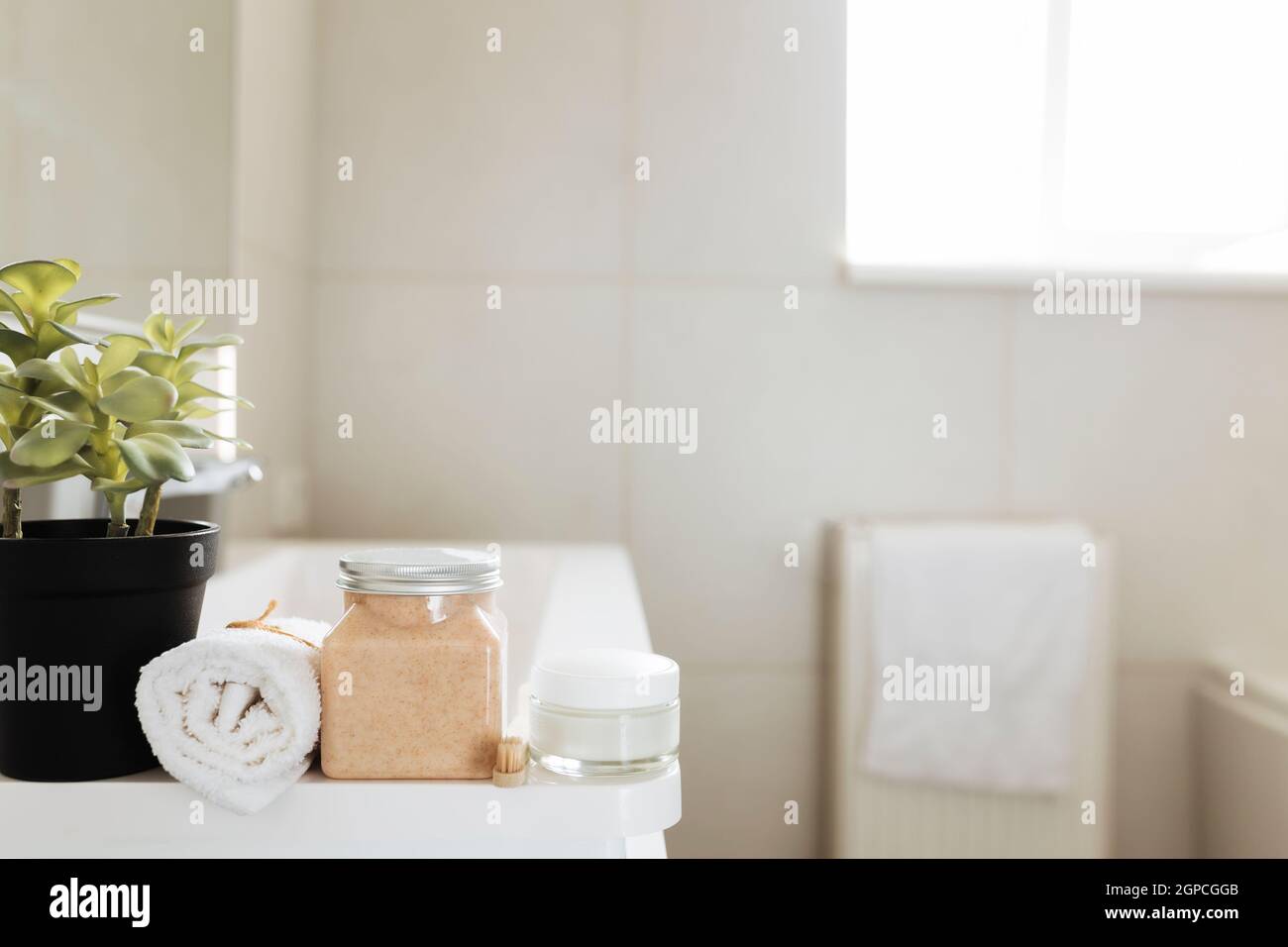 Lavabo in bagno bianco con accessori da bagno. Concetto di pulizia dell'hotel. Concetto domestico. Foto di alta qualità Foto Stock