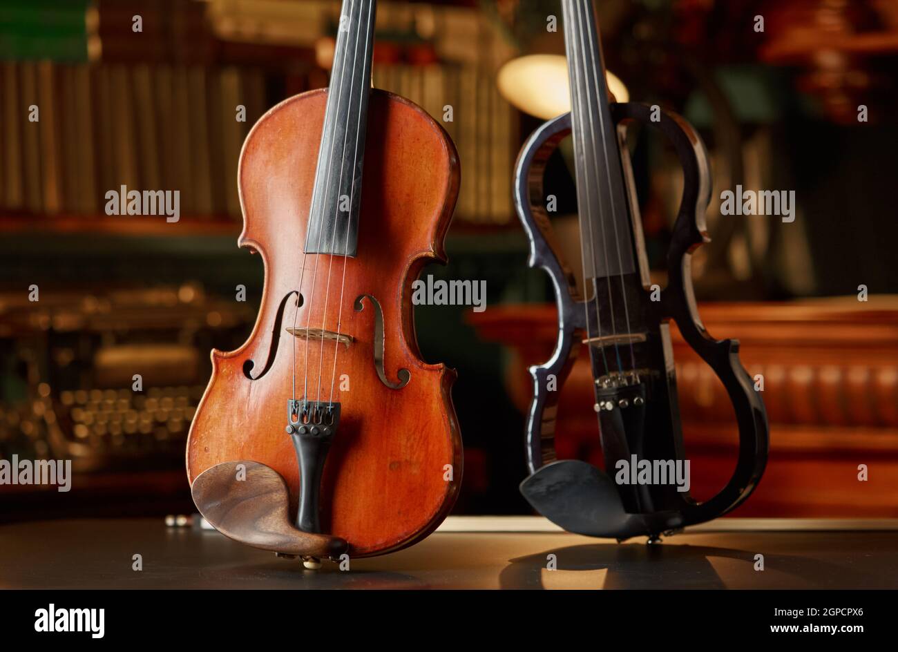 Violino in stile retrò e moderna viola elettrica, nessuno. Due strumenti  musicali classici a corda, arte musicale, sfondo scuro Foto stock - Alamy