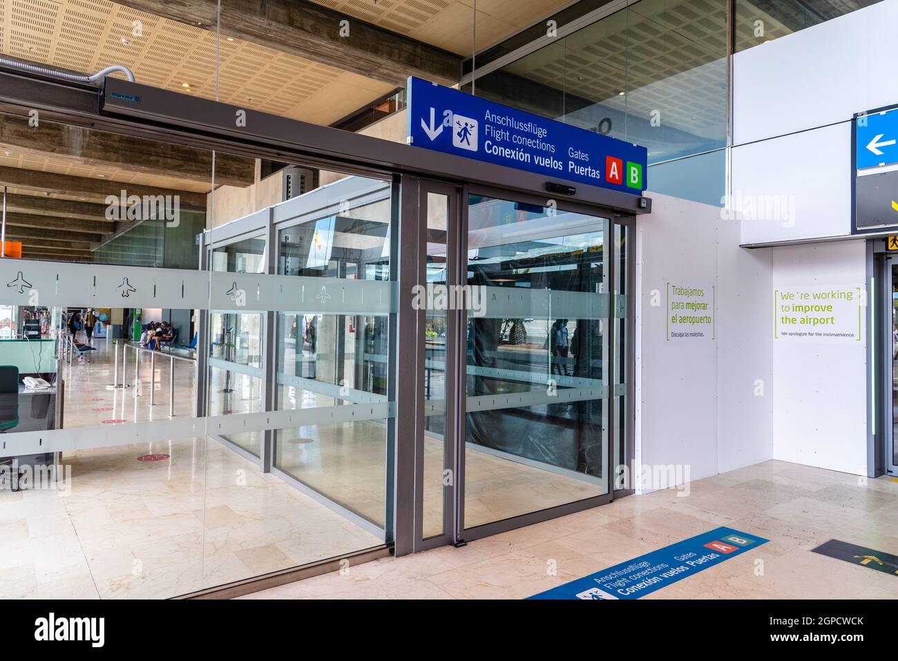 San Cristobal de la Laguna, Spagna - 12 agosto 2021: Interno del terminal dell'aeroporto di Los Rodeos. Foto Stock