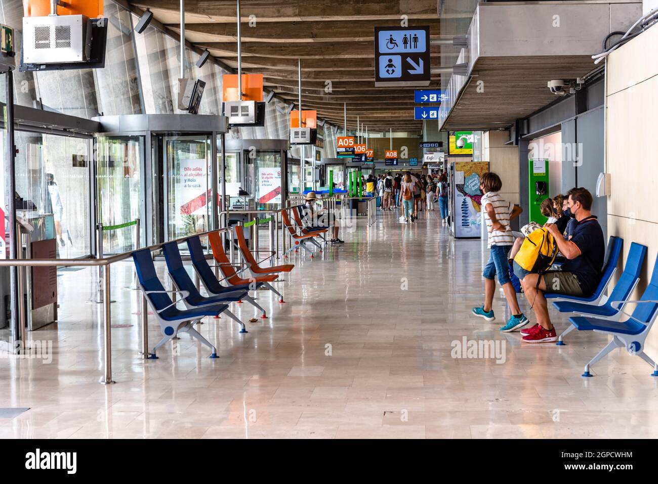 San Cristobal de la Laguna, Spagna - 12 agosto 2021: Interno del terminal dell'aeroporto di Los Rodeos. Foto Stock