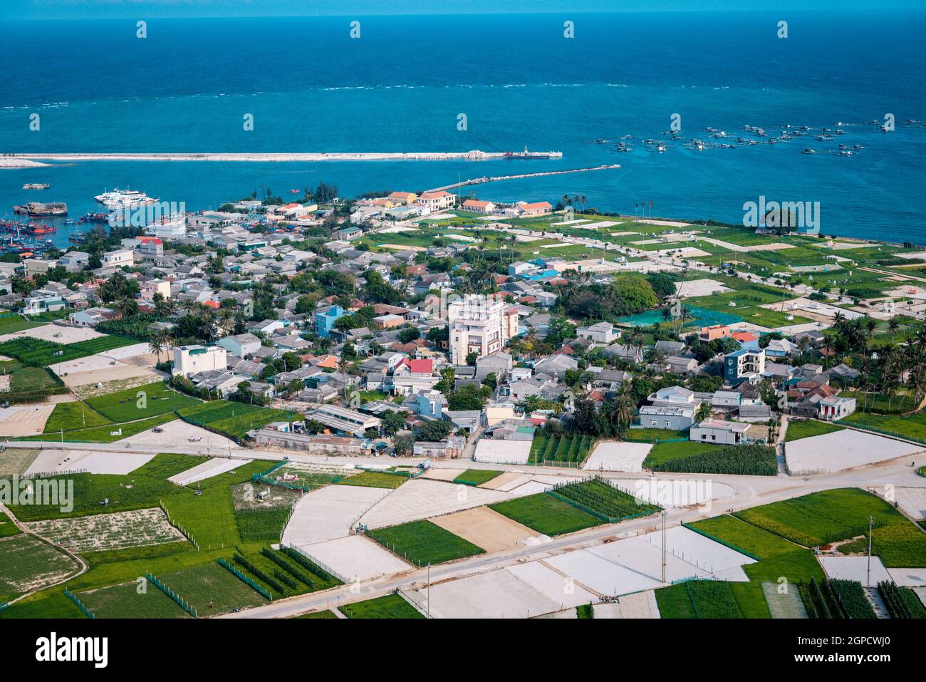 Alto panorama dal monte Thoi Loi, villaggio di pescatori e campi d'aglio a Ly Son Island, provincia di Quang Ngai, Viet Nam Foto Stock