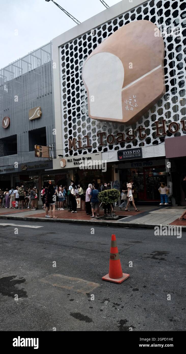 Fila di persone in attesa di entrare MIL Toast House Bread Shop, ristorante Siam Square Bangkok Thailandia Foto Stock