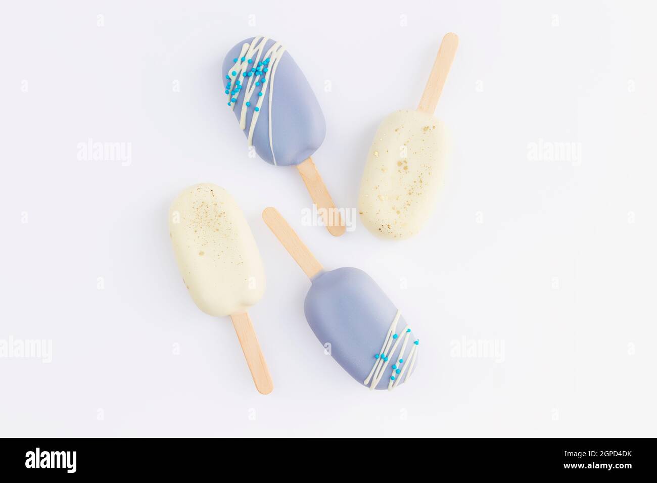 Biscotti blu e bianco gelato su un bastone su sfondo bianco. Foto di alta qualità Foto Stock