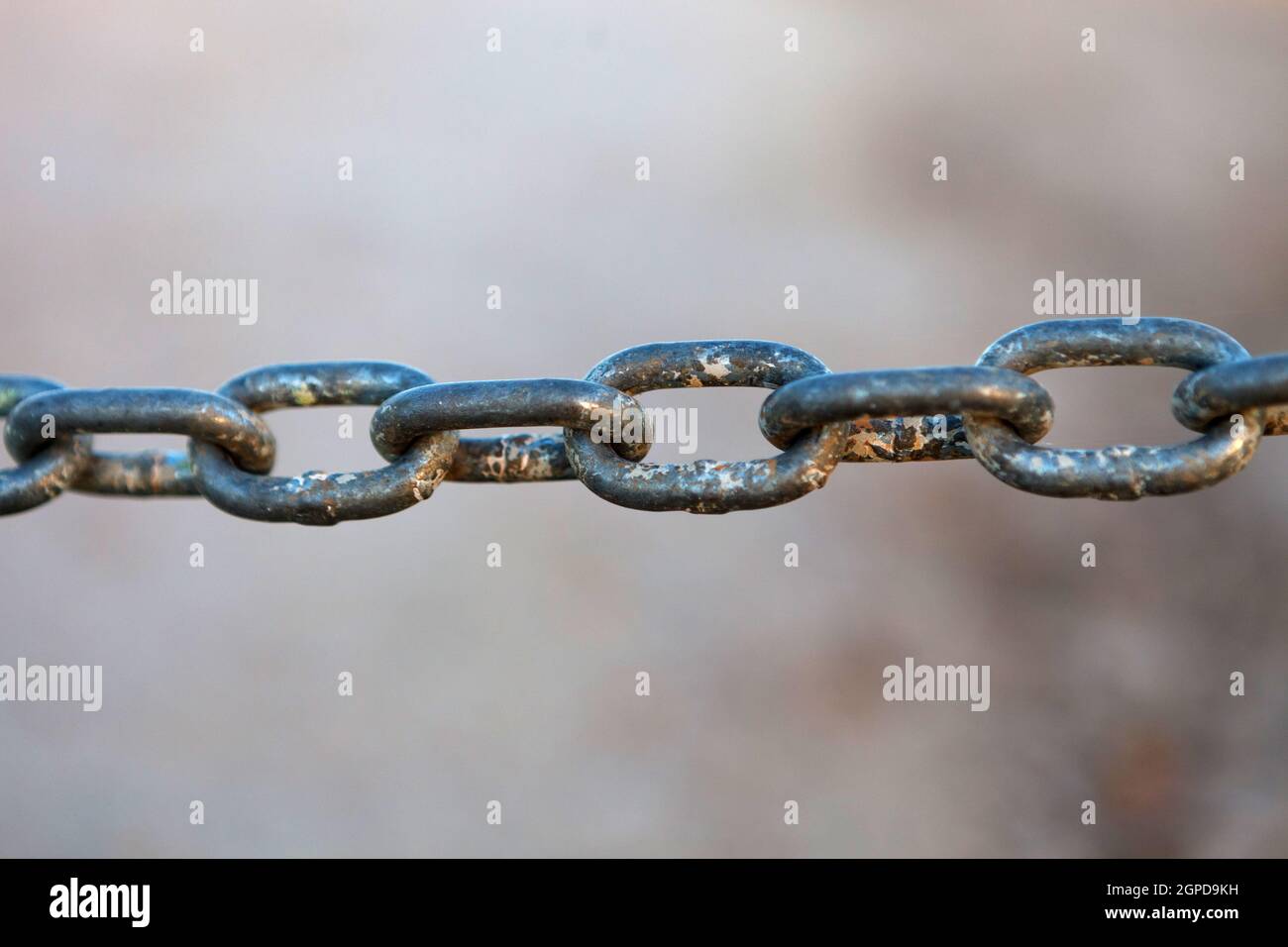 Close-up di una spessa catena arrugginito all'esterno Foto Stock