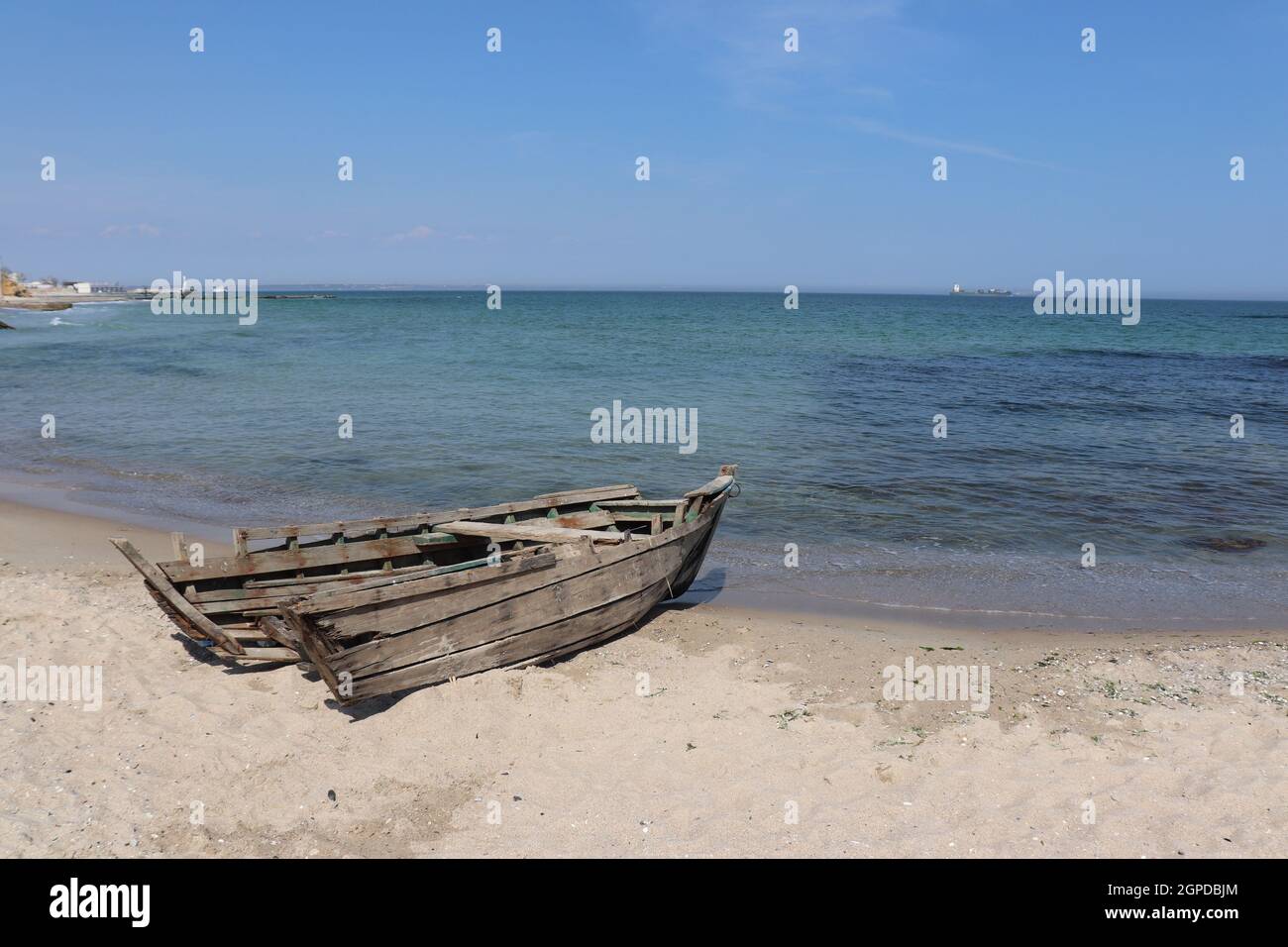 Vecchia barca di legno sul Mar Nero in una giornata nuvolosa. Foto Stock