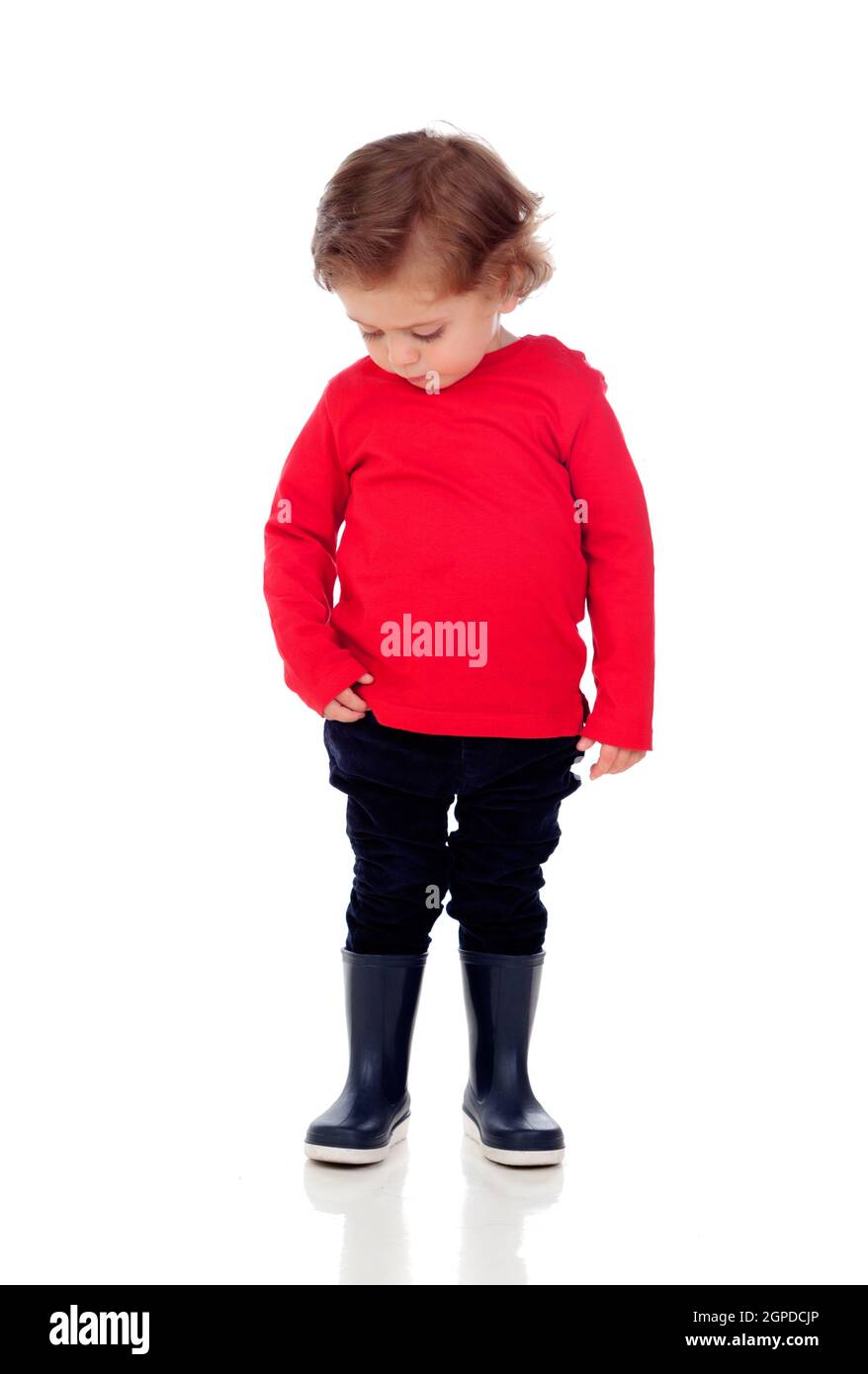 Timido bambino con due anni di indossare t-shirt rossa isolato su uno sfondo bianco Foto Stock