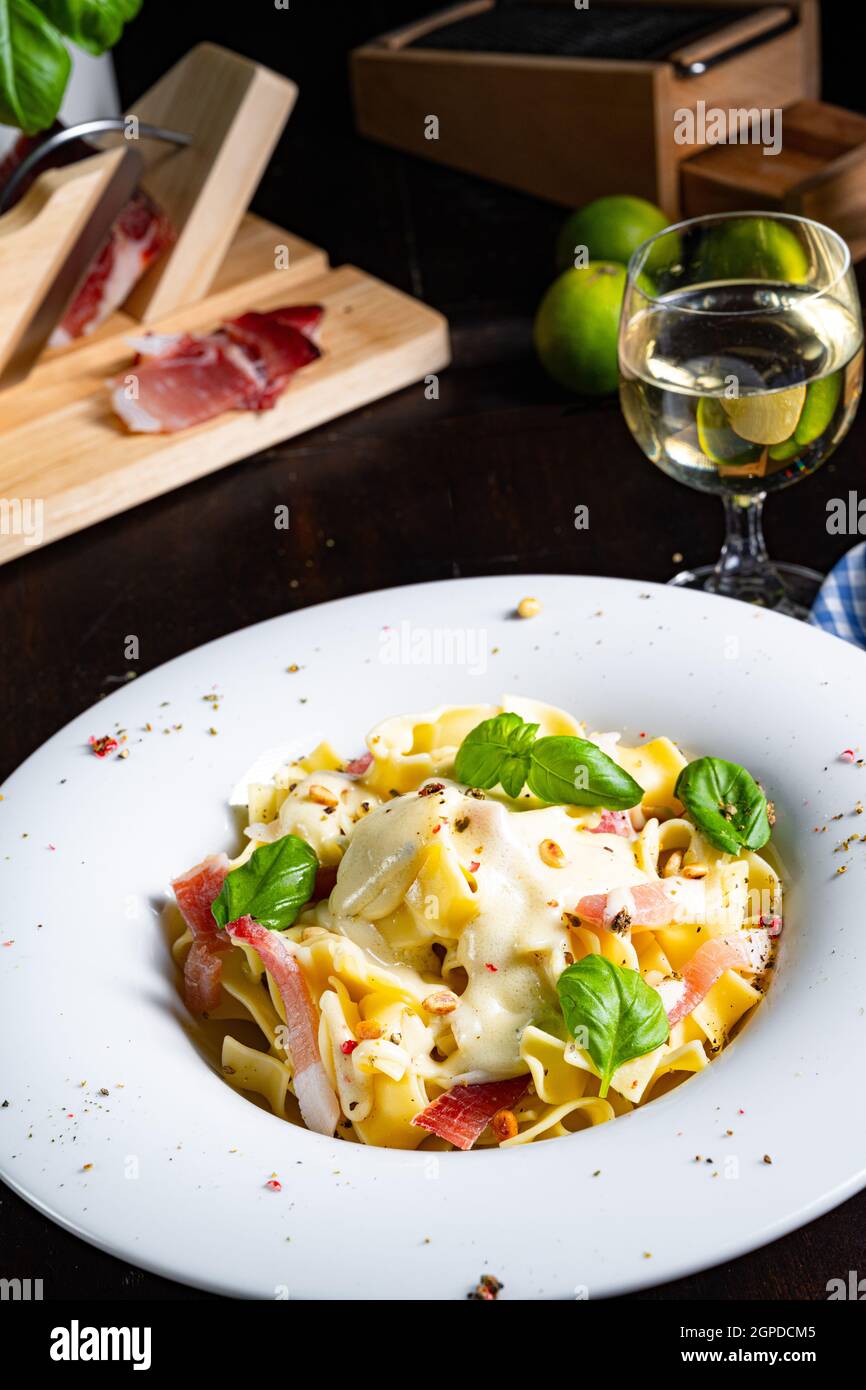 Tagliatelle con salsa al gorgonzola masarpone e prosciutto. Foto Stock