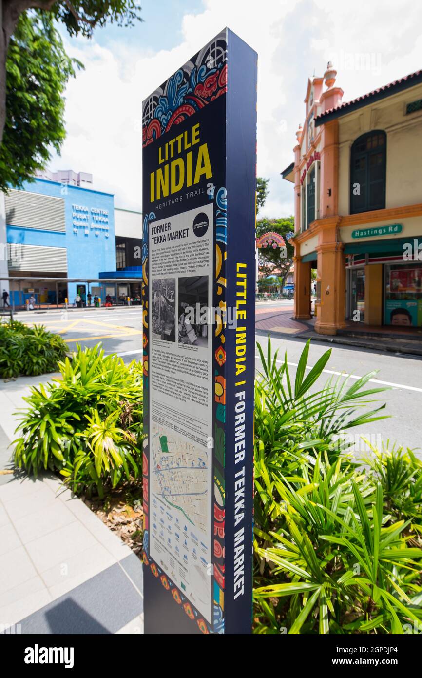 Un segno verticale scritto sulla storia dell'area. mappa per mostrare la direzione dei luoghi turistici da esplorare, quartiere di Little India, Singapore. Foto Stock