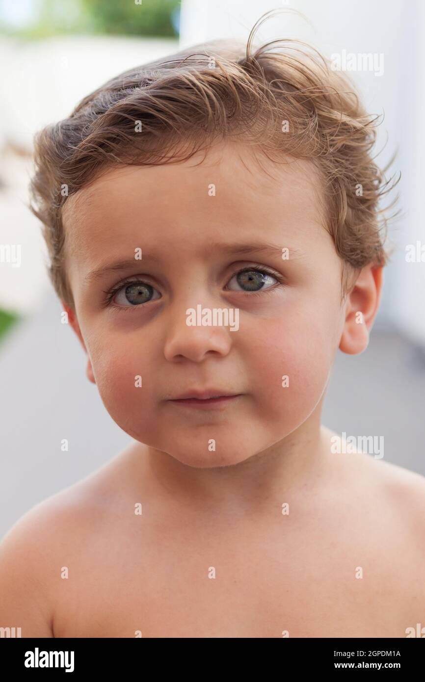 Bellissimo bambino di due anni al di fuori con i capelli umidi Foto Stock