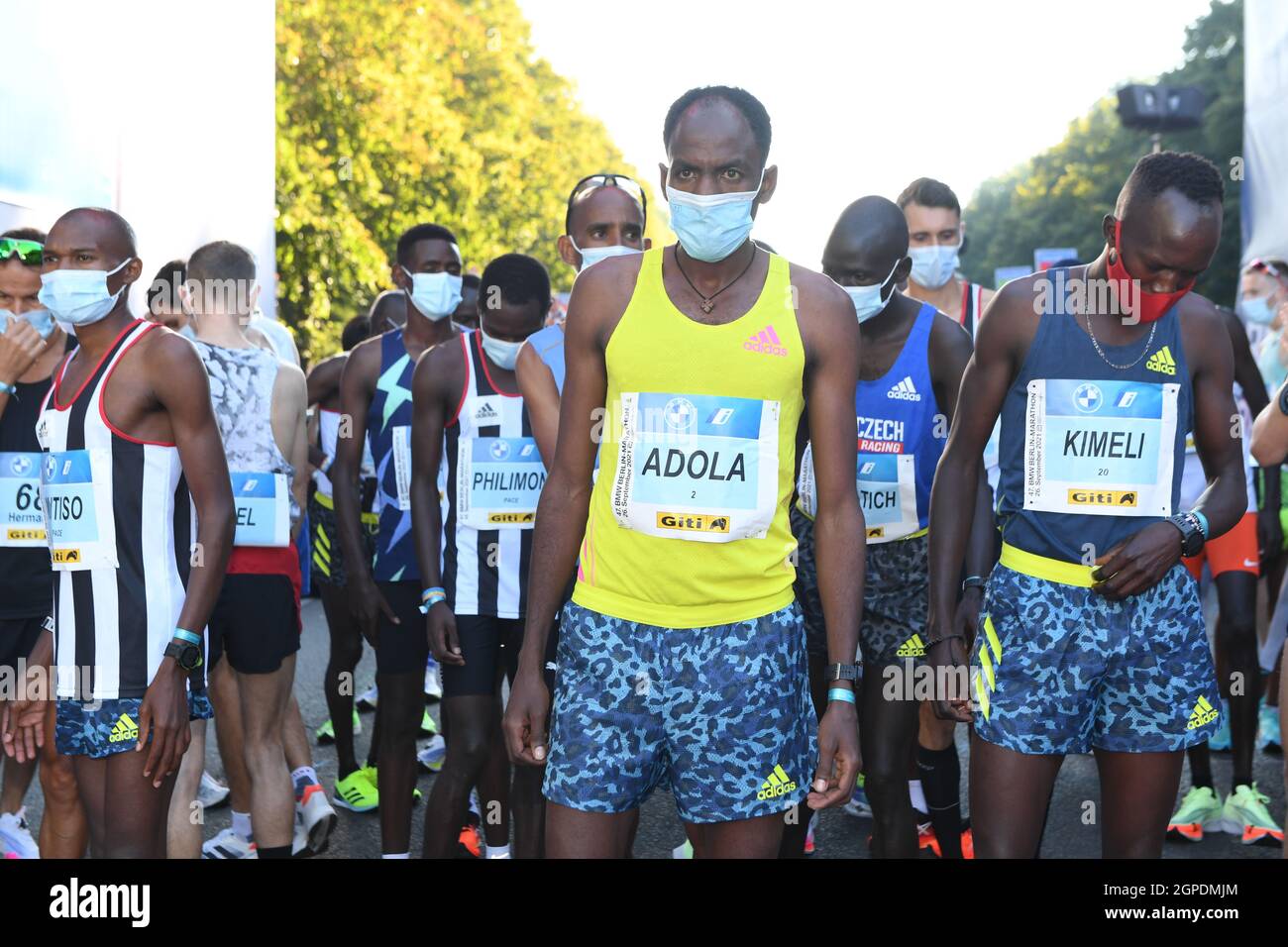 Il vincitore maschile Guye Adola (ETH) indossa una maschera all'inizio della gara maschile durante la maratona di Berlino, domenica 26 settembre 2021, a Berlino. (Jiro Mo Foto Stock