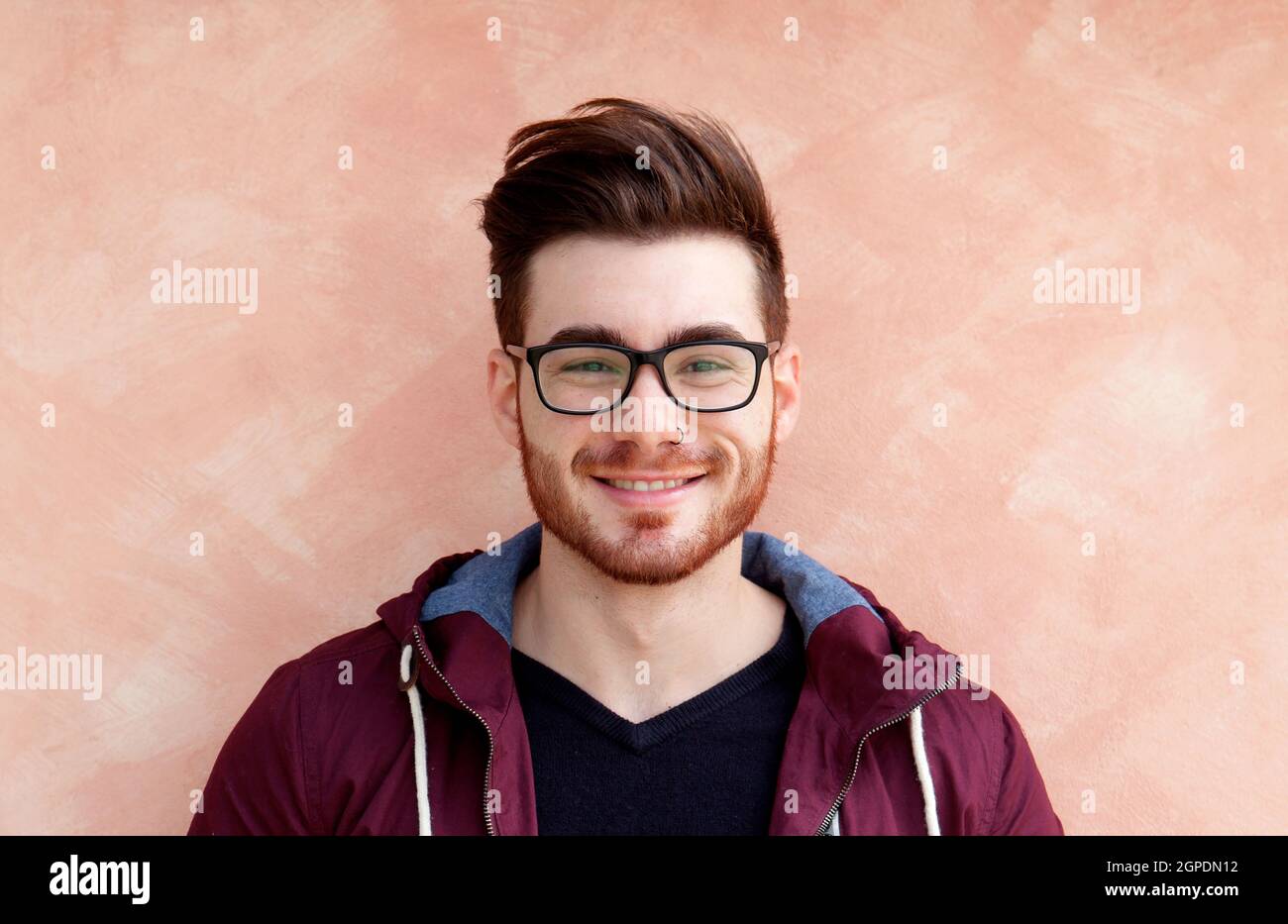 Cool bello ragazzo con barba e occhiali di protezione Foto Stock