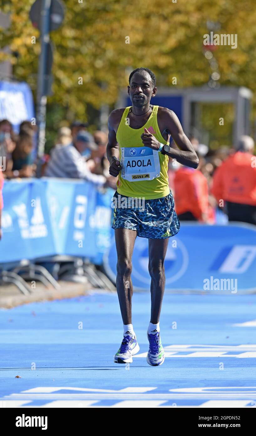 Guye Adola (ETH) vince la gara maschile alle 2:05:45 durante la maratona di Berlino, domenica 26 settembre 2021, a Berlino. (Jiro Mochizuki/immagine dello sport) Foto Stock