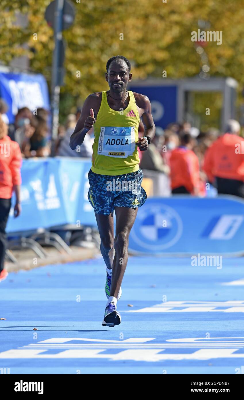 Guye Adola (ETH) vince la gara maschile alle 2:05:45 durante la maratona di Berlino, domenica 26 settembre 2021, a Berlino. (Jiro Mochizuki/immagine dello sport) Foto Stock