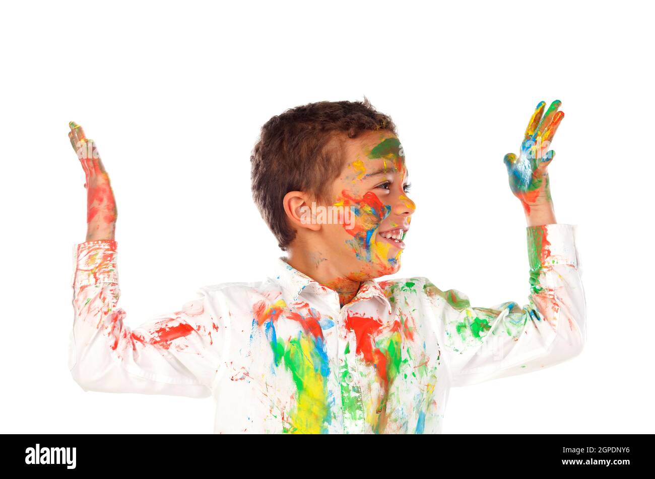 Ragazzo divertente con le mani e il viso pieno di vernice isolati su sfondo bianco Foto Stock