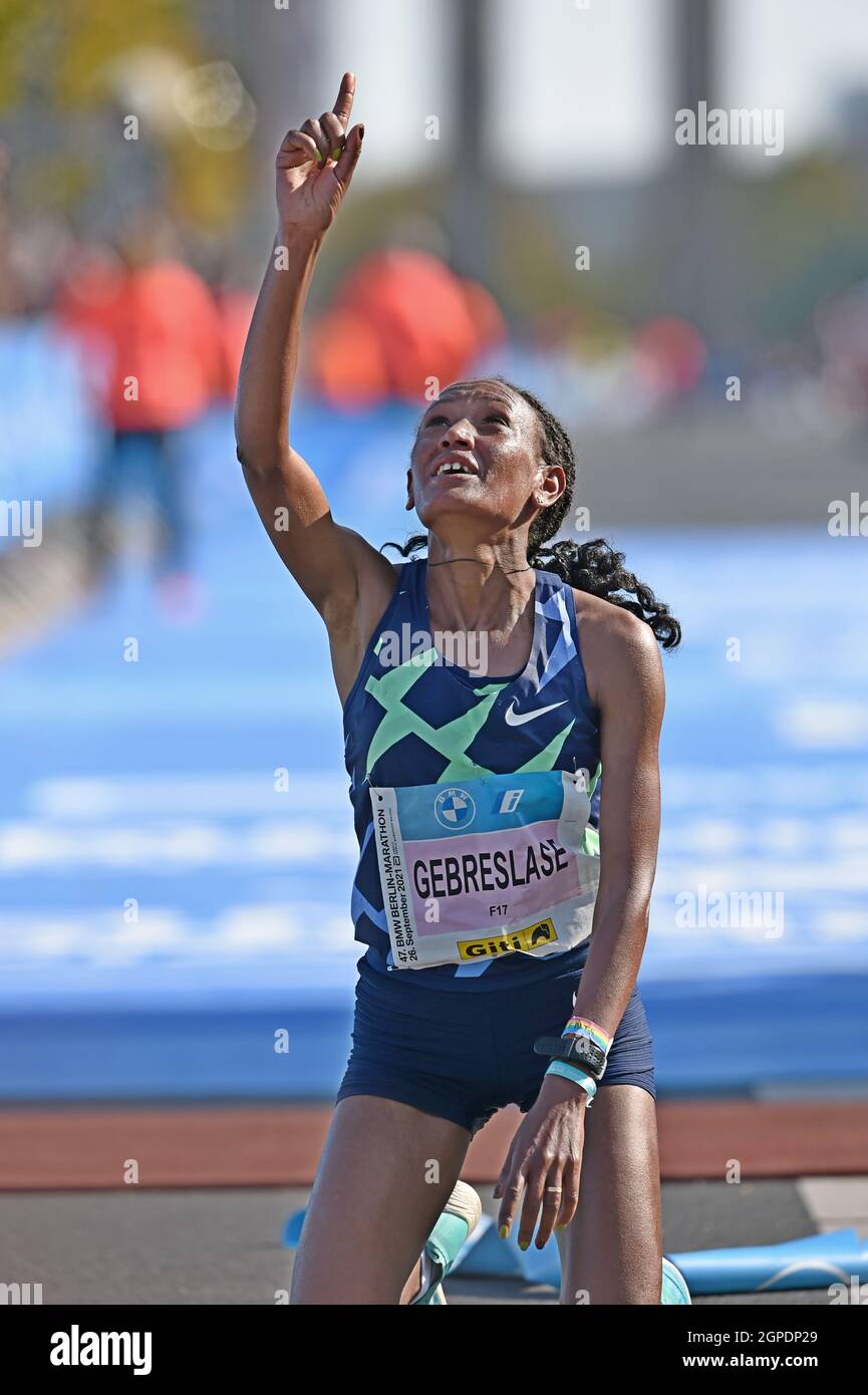 Gotytom Gebreslase (ETH) festeggia dopo aver vinto la gara femminile in 2:20:09 durante la Maratona di Berlino, domenica 26 settembre 2021, a Berlino. (Jiro Mochizuki/immagine dello sport) Foto Stock