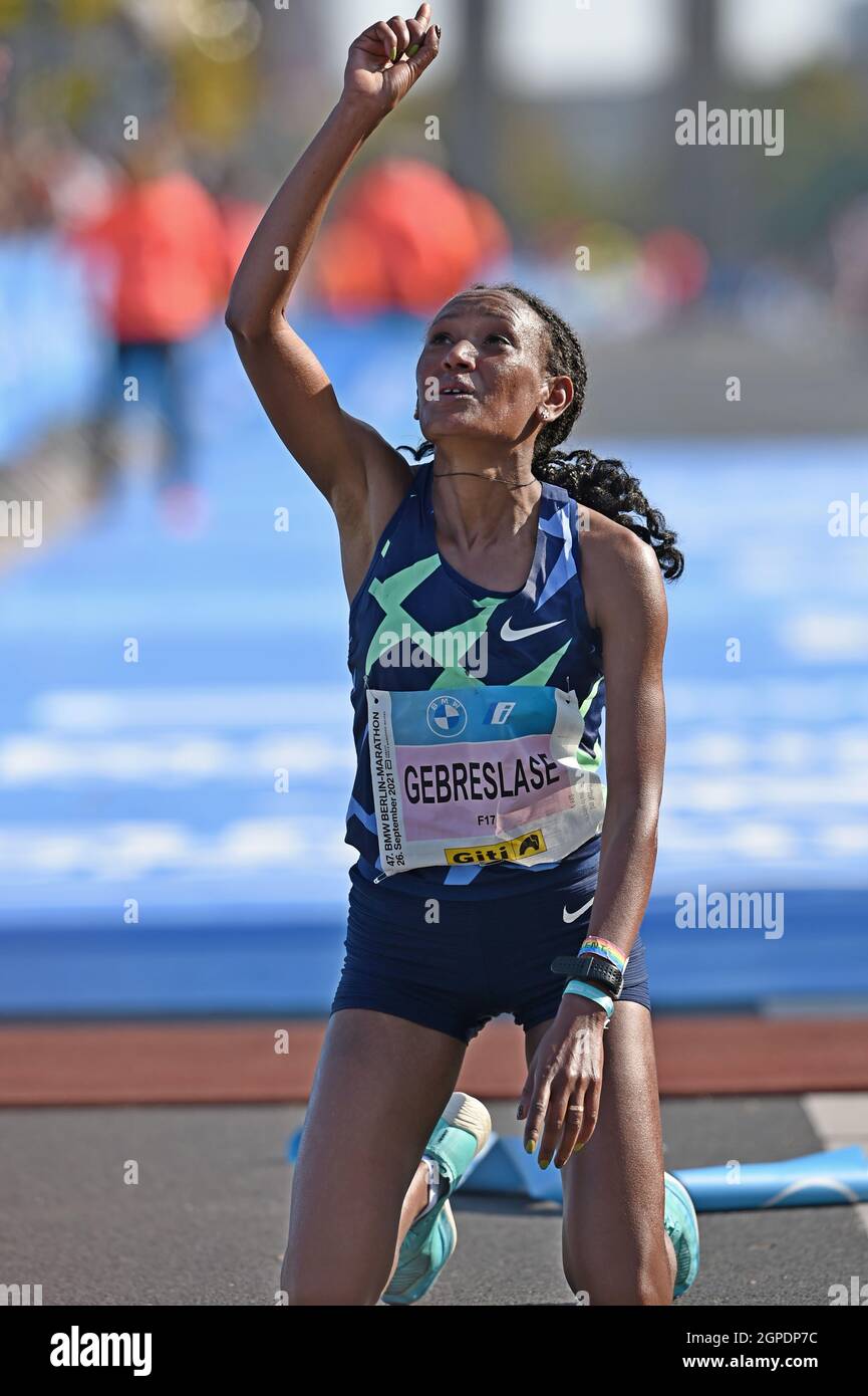 Gotytom Gebreslase (ETH) festeggia dopo aver vinto la gara femminile in 2:20:09 durante la Maratona di Berlino, domenica 26 settembre 2021, a Berlino. (Jiro Mochizuki/immagine dello sport) Foto Stock