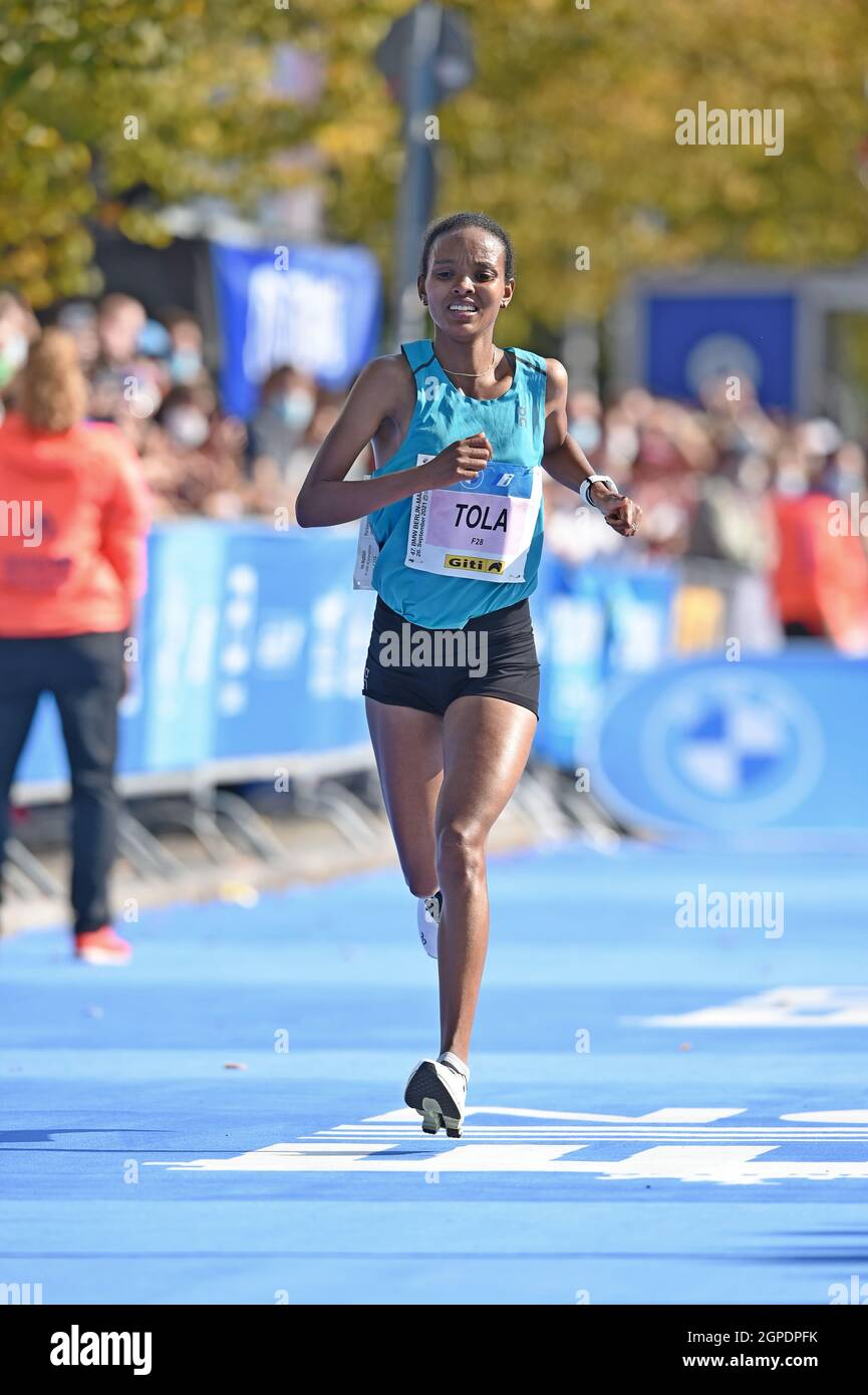 Helen Tola (ETH) si piazza terza nella gara femminile alle 2:23:05 durante la Maratona di Berlino, domenica 26 settembre 2021, a Berlino. (Jiro Mochizuki/immagine dello sport) Foto Stock