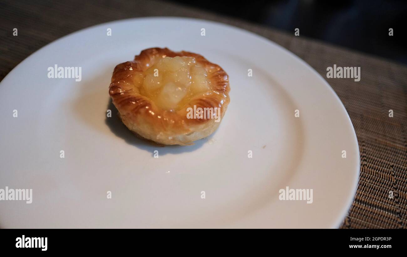 Golden Apple Danish Pastry colazione a buffet cibo al tavolo presso l'Hotel a cinque stelle Bangkok Thailandia Foto Stock