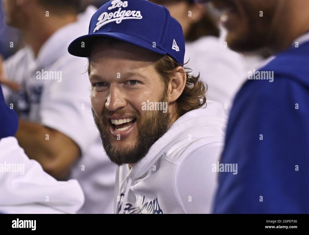 Los Angeles, Stati Uniti. 29 settembre 2021. Clayton Kershaw, lanciatori dei Dodgers di Los Angeles, condivide una risata con i compagni di squadra durante il sesto inning contro i San Diego Padres al Dodger Stadium di Los Angeles martedì 28 settembre 2021. I Dodgers sconfissero i Padres 2-1 dietro sette innings di shutout da Walker Buehler. Foto di Jim Ruymen/UPI Credit: UPI/Alamy Live News Foto Stock