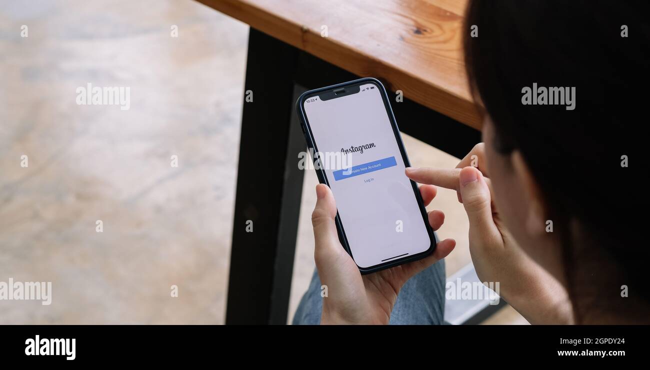 CHIANG mai, THAILANDIA - SEP 05 2021: Una donna tiene Apple iPhone 6s con l'applicazione Instagram sullo schermo al caffè. Instagram è un'applicazione per la condivisione di foto Foto Stock