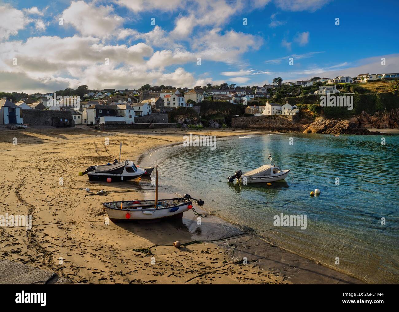 Un idilliaco giorno d'estate a Gorran Haven Beach, una piccola cittadina di pescatori isolata in Cornovaglia, annidata tra Dodman Point e Mevagissy. Foto Stock