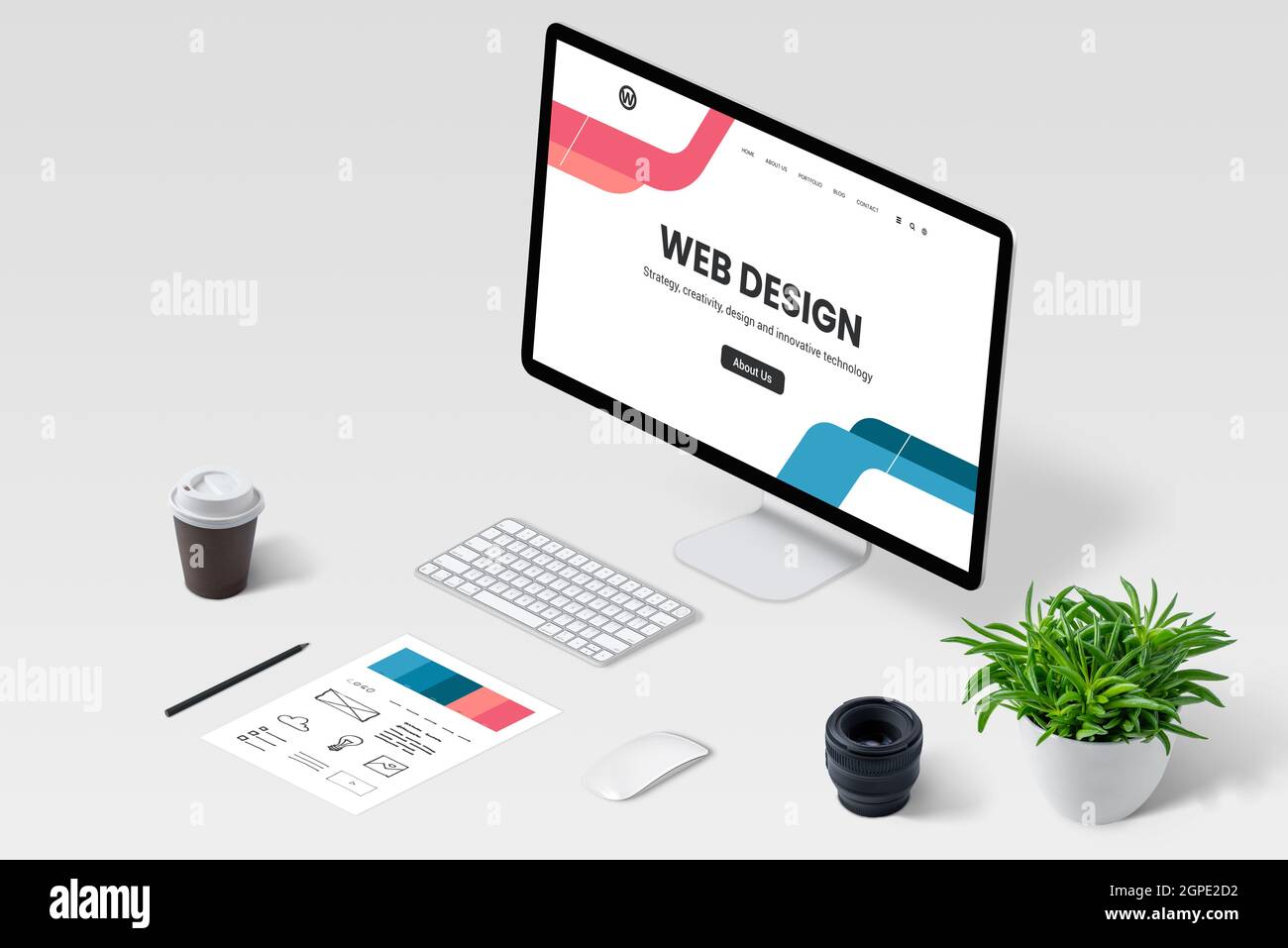 Vista isometrica della scrivania web designer con display per computer e moderno concetto di pagina web. Foto Stock