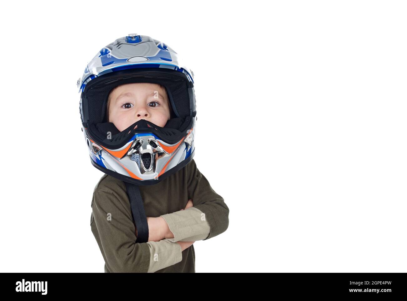 Bambino con moto casco guardando la telecamera isolata su uno sfondo bianco  Foto stock - Alamy