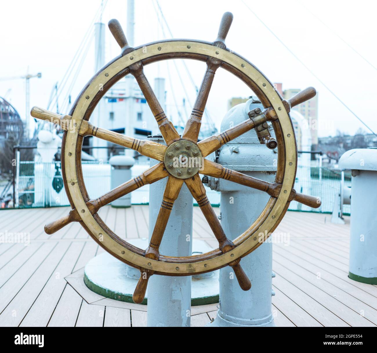 Il Helm della nave, il timone della nave, il volante è ancora pronto al  lavoro, timone del volante della nave vintage in legno e ottone Foto stock  - Alamy