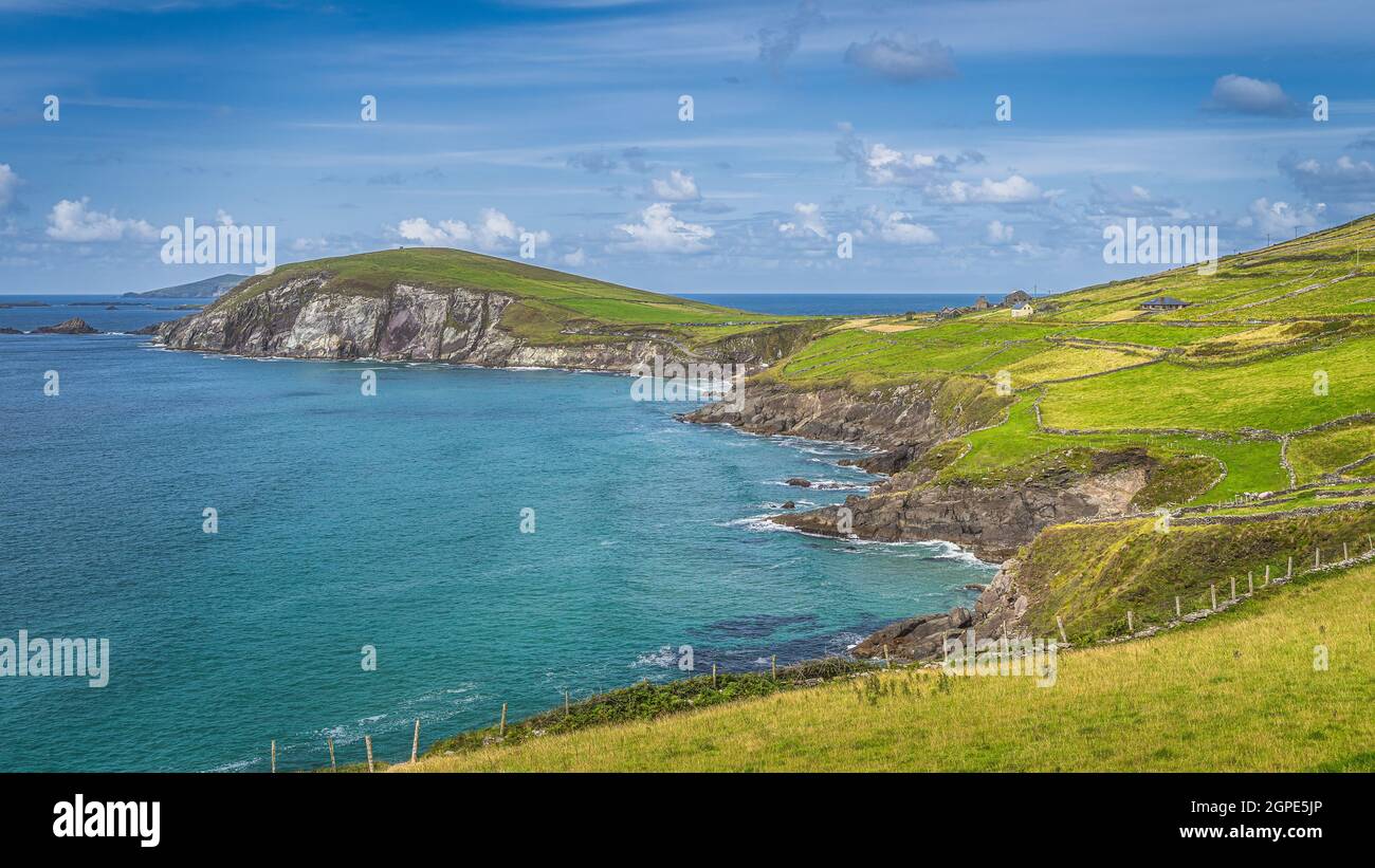 Splendida costa con scogliere e acque turchesi. Small Coumeenoole Beach e Slea Head nella Penisola di Dingle, Wild Atlantic Way, Kerry, Irlanda Foto Stock