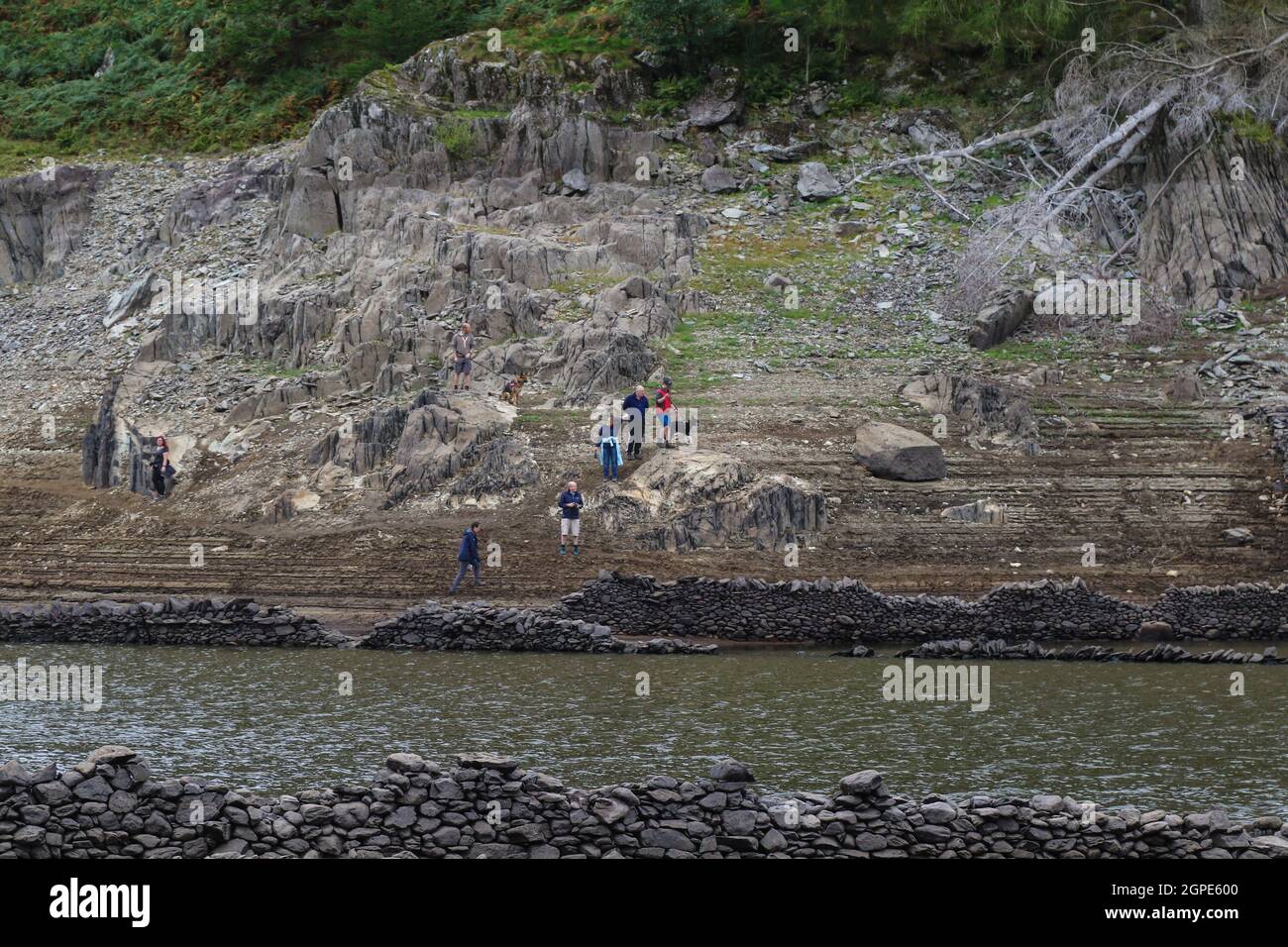 25 Settembre 2021 Haweswater Reservoir, vicino Penrith Cumbria. Intorno a Manchester, e nei livelli di Pennines sono sani, ma Haweswater e Thirlmere, che sono stati costruiti da Manchester Waterworks nel 1935 e 1896 hanno solo circa il 30% di sinistra, con Thirlmere che è oltre 8 metri sotto il livello pieno Haweswater è vasta, E il livello è sceso, fino a quando i resti del villaggio di Mardale che è stato distrutto durante la costruzione può ora essere visto, questa è la quinta estate più calda mai registrata, E mi dicono che questo è il più arido nel Lake District per 130 anni, con la zona che è diventata un occupato attrazione turistica.i proprietari Foto Stock