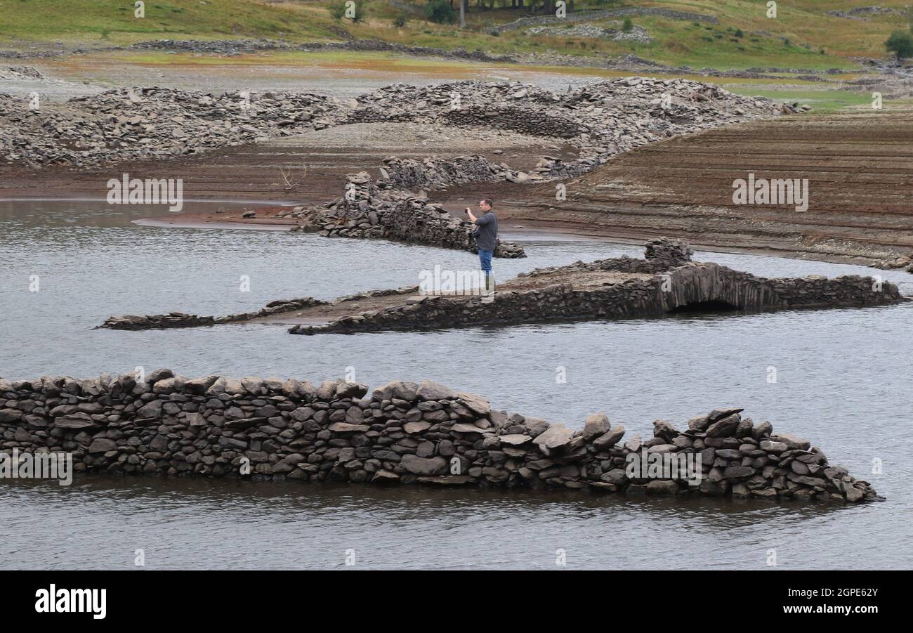 25 Settembre 2021 Haweswater Reservoir, vicino Penrith Cumbria. Intorno a Manchester, e nei livelli di Pennines sono sani, ma Haweswater e Thirlmere, che sono stati costruiti da Manchester Waterworks nel 1935 e 1896 hanno solo circa il 30% di sinistra, con Thirlmere che è oltre 8 metri sotto il livello pieno Haweswater è vasta, E il livello è sceso, fino a quando i resti del villaggio di Mardale che è stato distrutto durante la costruzione può ora essere visto, questa è la quinta estate più calda mai registrata, E mi dicono che questo è il più arido nel Lake District per 130 anni, con la zona che è diventata un occupato attrazione turistica.i proprietari Foto Stock