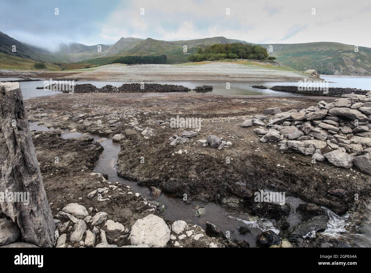 25 Settembre 2021 Haweswater Reservoir, vicino Penrith Cumbria. Intorno a Manchester, e nei livelli di Pennines sono sani, ma Haweswater e Thirlmere, che sono stati costruiti da Manchester Waterworks nel 1935 e 1896 hanno solo circa il 30% di sinistra, con Thirlmere che è oltre 8 metri sotto il livello pieno Haweswater è vasta, E il livello è sceso, fino a quando i resti del villaggio di Mardale che è stato distrutto durante la costruzione può ora essere visto, questa è la quinta estate più calda mai registrata, E mi dicono che questo è il più arido nel Lake District per 130 anni, con la zona che è diventata un occupato attrazione turistica.i proprietari Foto Stock