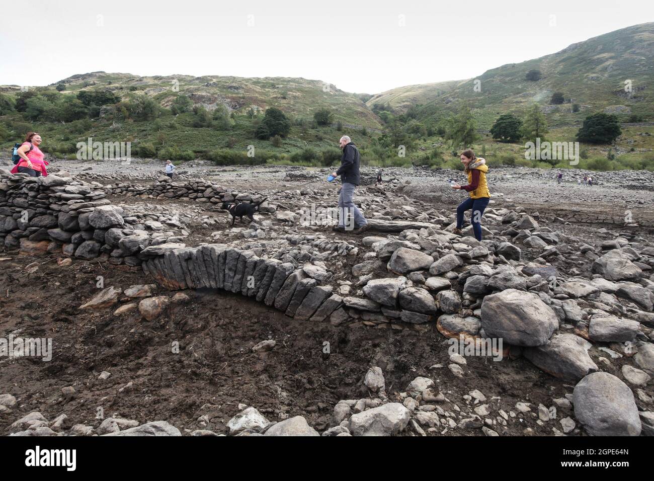 25 Settembre 2021 Haweswater Reservoir, vicino Penrith Cumbria. Intorno a Manchester, e nei livelli di Pennines sono sani, ma Haweswater e Thirlmere, che sono stati costruiti da Manchester Waterworks nel 1935 e 1896 hanno solo circa il 30% di sinistra, con Thirlmere che è oltre 8 metri sotto il livello pieno Haweswater è vasta, E il livello è sceso, fino a quando i resti del villaggio di Mardale che è stato distrutto durante la costruzione può ora essere visto, questa è la quinta estate più calda mai registrata, E mi dicono che questo è il più arido nel Lake District per 130 anni, con la zona che è diventata un occupato attrazione turistica.i proprietari Foto Stock