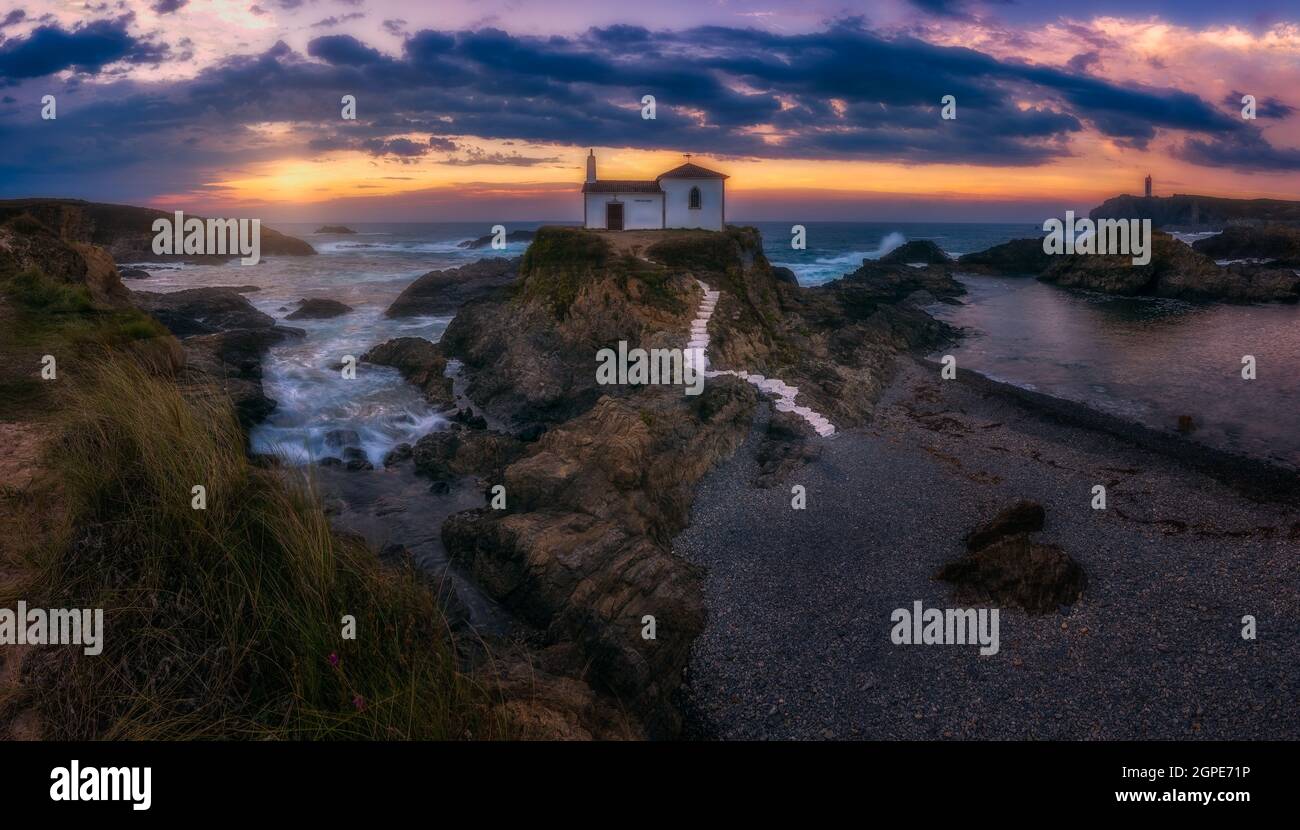 ermita de virxe do porto en un bonito atardecer en galizia Foto Stock