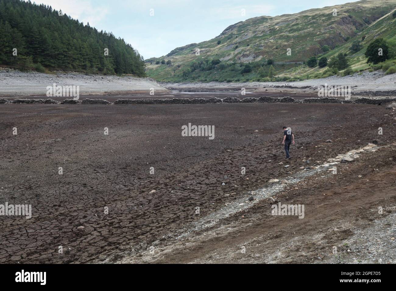 25 Settembre 2021 Haweswater Reservoir, vicino Penrith Cumbria. Intorno a Manchester, e nei livelli di Pennines sono sani, ma Haweswater e Thirlmere, che sono stati costruiti da Manchester Waterworks nel 1935 e 1896 hanno solo circa il 30% di sinistra, con Thirlmere che è oltre 8 metri sotto il livello pieno Haweswater è vasta, E il livello è sceso, fino a quando i resti del villaggio di Mardale che è stato distrutto durante la costruzione può ora essere visto, questa è la quinta estate più calda mai registrata, E mi dicono che questo è il più arido nel Lake District per 130 anni, con la zona che è diventata un occupato attrazione turistica.i proprietari Foto Stock