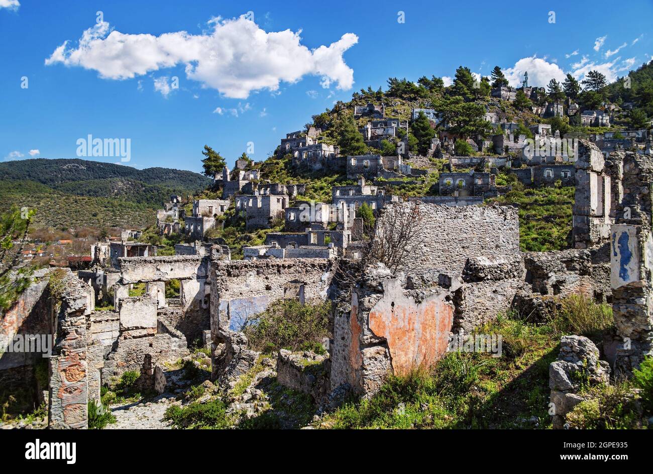 Il villaggio greco abbandonato di Kayakoy, noto anche come Karmilissos o città fantasma Kayakoy, Fethiye, provincia di Mugla, Turchia sud-occidentale. Mediterraneo c Foto Stock