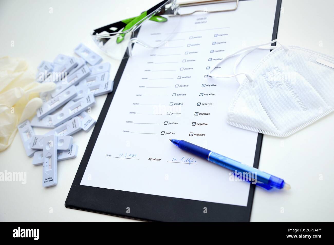 compilazione del modulo di prova del coronavirus. Test COVID-19 esito negativo Test medico per nuovo test antigene rapido del coronavirus ad alta resa Foto Stock