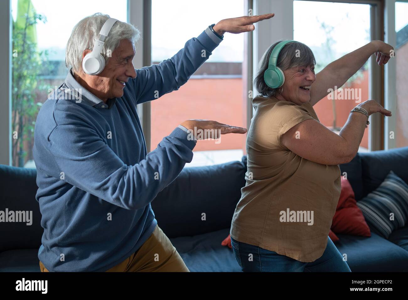 I nonni sono molto gentili e si tengono in forma ballando a casa nel soggiorno. Gli anziani svolgono attività salutari a casa. Foto Stock