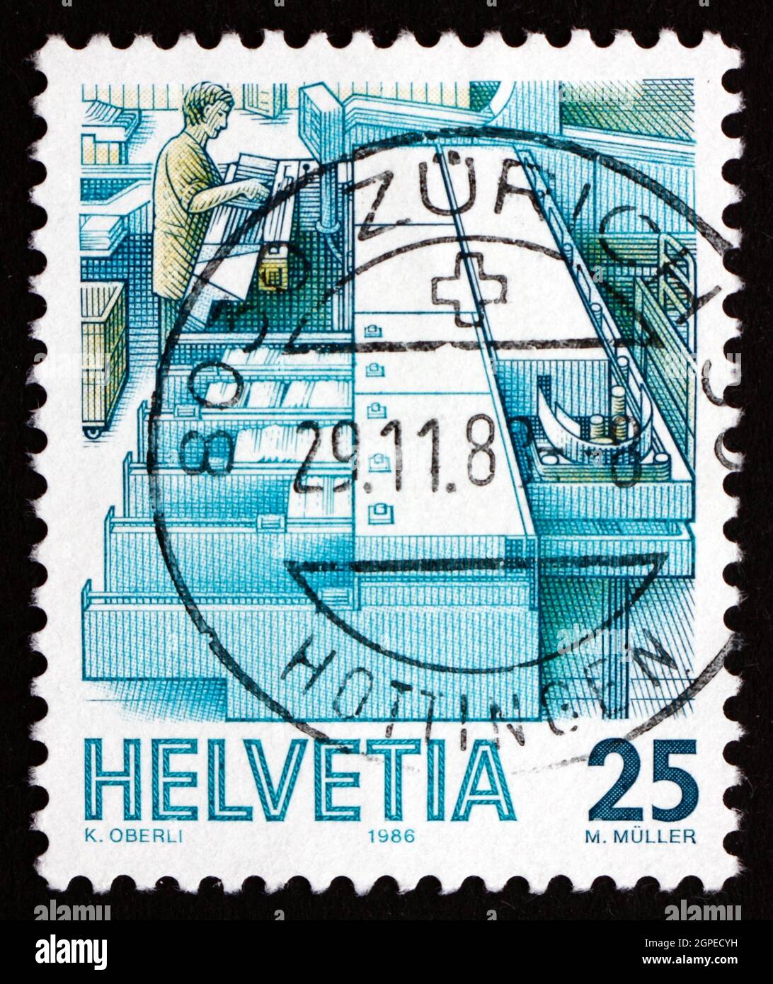 SVIZZERA - CIRCA 1986: Un francobollo stampato in Svizzera mostra lettera di fronte, cancellazione, circa 1986 Foto Stock
