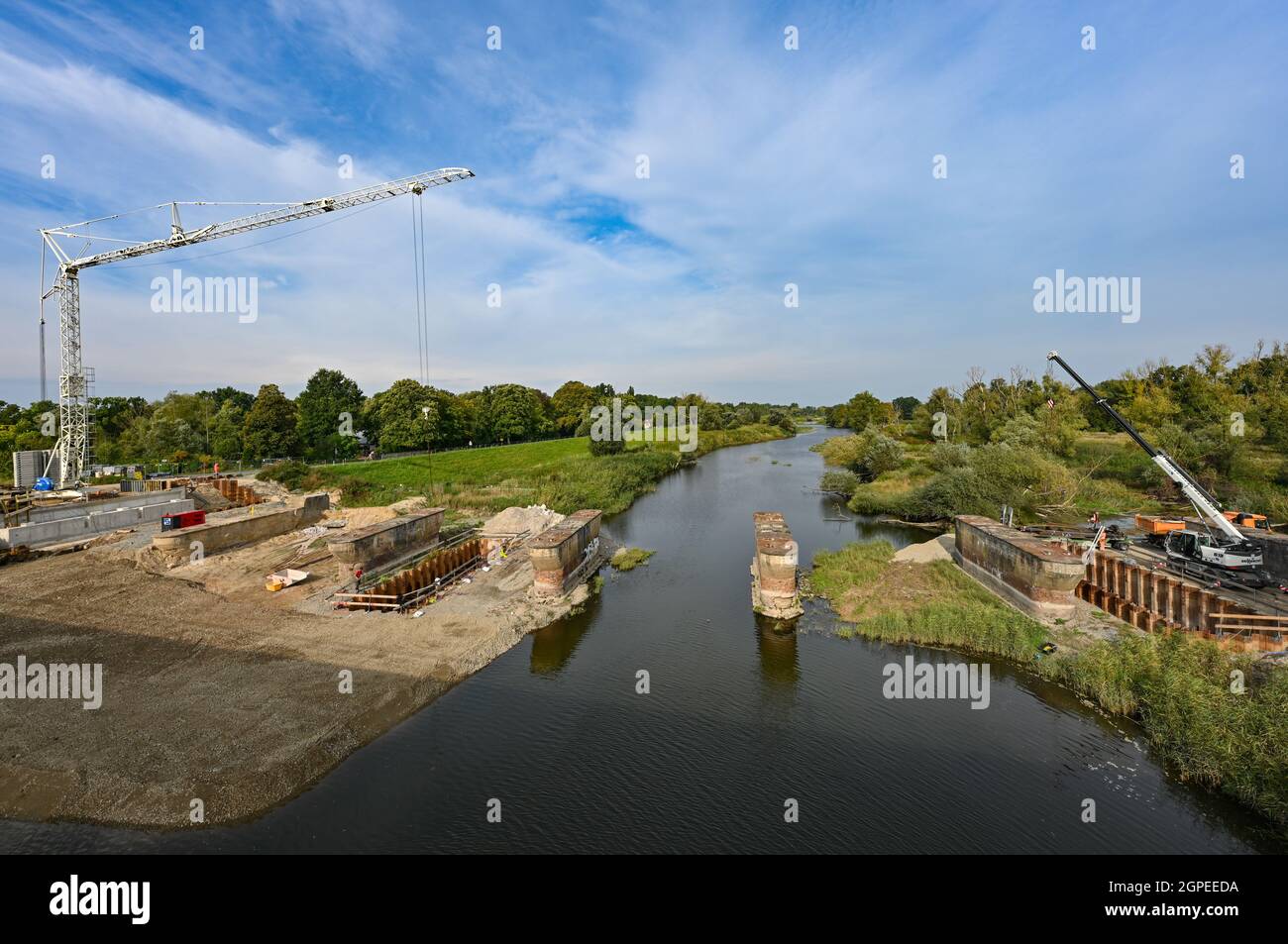 Confine tedesco/polacco. 29 settembre 2021: Sul fiume Oder, al confine tedesco-polacco, il vecchio ponte ferroviario tra Küstrin-Kietz e Kostrzyn in Polonia è attualmente in fase di smantellamento. Un nuovo ponte ferroviario sarà costruito sul confine tra Germania e Polonia. Il vecchio ponte è attualmente in fase di smontaggio. Prima dell'inizio della costruzione, esperti di ordigni esplosivi e archeologi avevano esaminato l'area. A causa di pesanti combattimenti durante la seconda guerra mondiale, il cantiere era fortemente contaminato da munizioni. Credit: dpa Picture Alliance/Alamy Live News Foto Stock