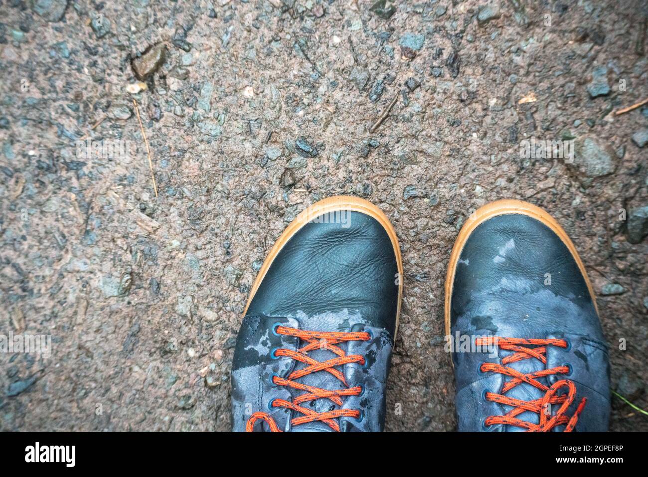Scarpe sotto la pioggia che non sono impermeabili e assorbono acqua Foto Stock