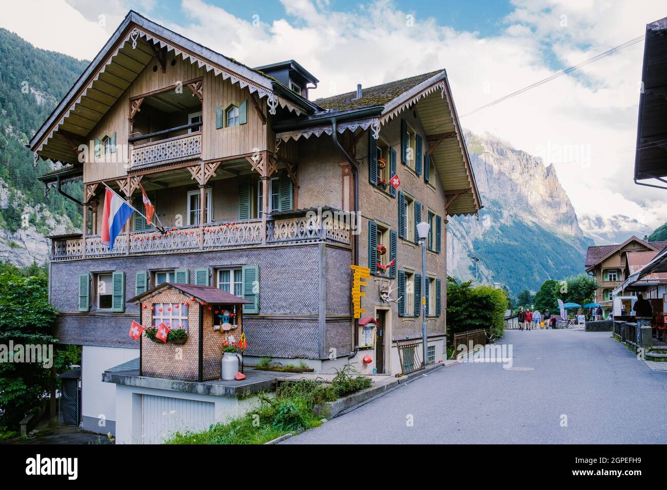 Valle di Lauterbrunnen Svizzera luglio 2021, il villaggio di Lauterbrunnen, la caduta di Staubbach, e il muro di Lauterbrunnen in Alpi svizzere, Svizzera. Europa valle Lauterbrunnen Foto Stock