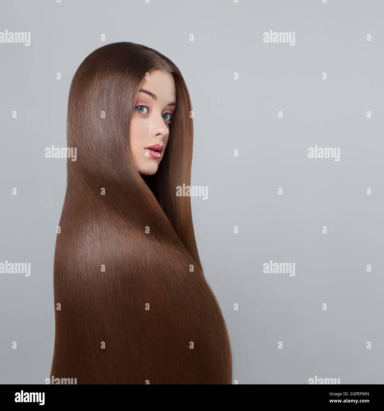 Ritratto di donna piuttosto giovane modello di capelli con capelli lisci lisci lunghi e sani, concetto di cura dei capelli Foto Stock