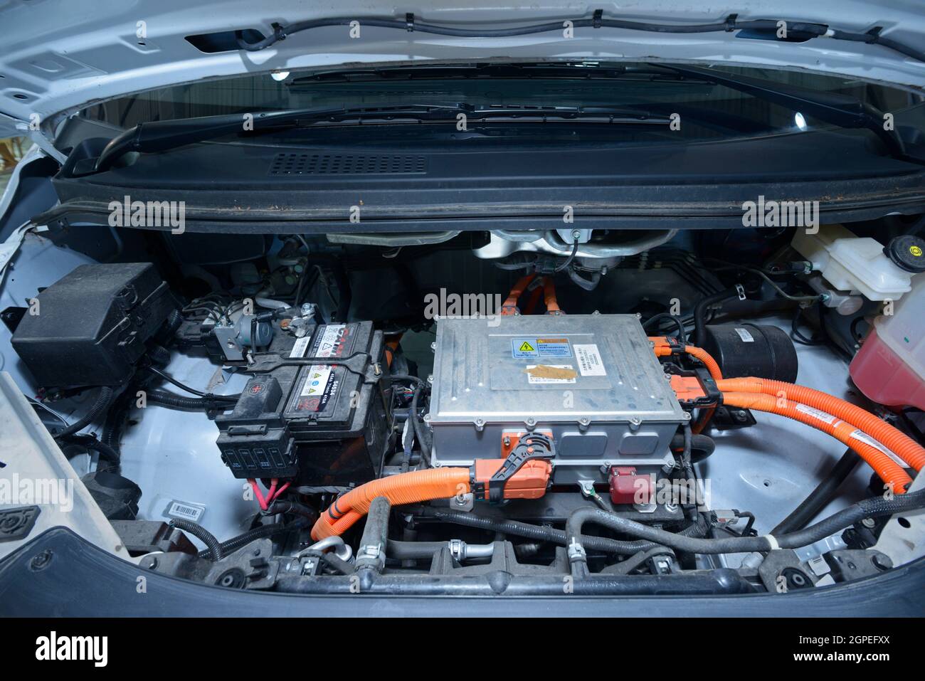 Vano motore dell'auto elettrica, batteria dell'auto. Dong Feng M5 ev. Plug-in Ucraina mostra. Settembre 15, 2021. Kiev, Ucraina Foto Stock