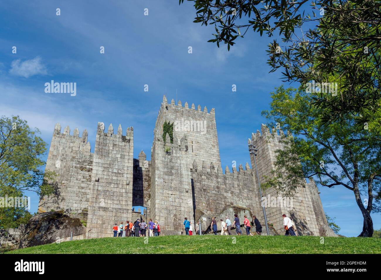 Guimaraes, distretto di Braga, Portogallo. Castelo de Guimaraes o Castello di Guimaraes. Fondata nel 10 ° secolo e conosciuta come la culla del Portogallo. Il Foto Stock