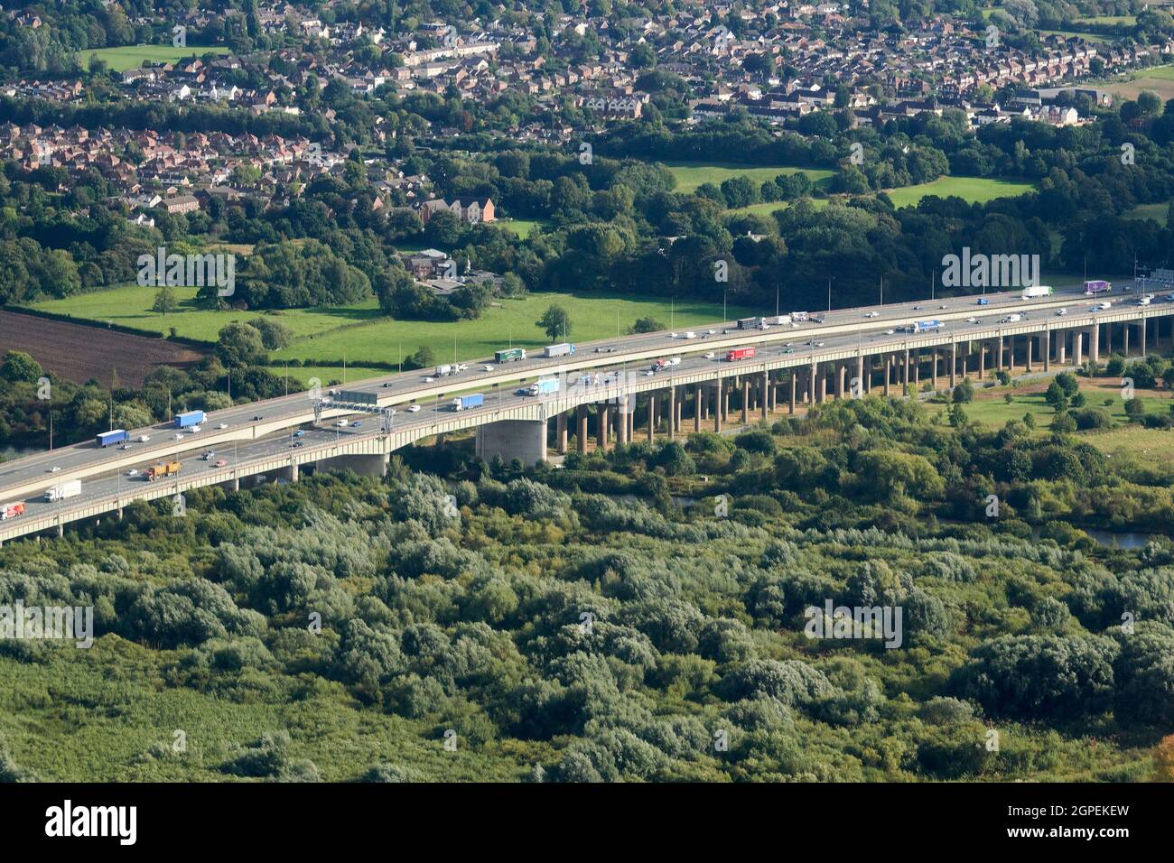Una vista aerea del viadotto dell'autostrada M6 Thelwall, sul canale della nave di Manchester, Warrington, Inghilterra nord-occidentale, Regno Unito Foto Stock