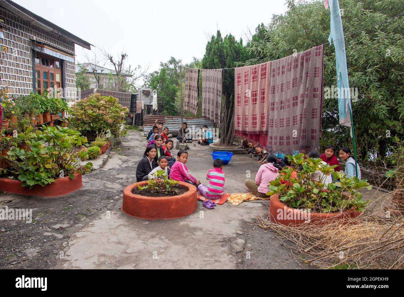 Studenti tibetani in una scuola di villaggio per bambini India Foto Stock